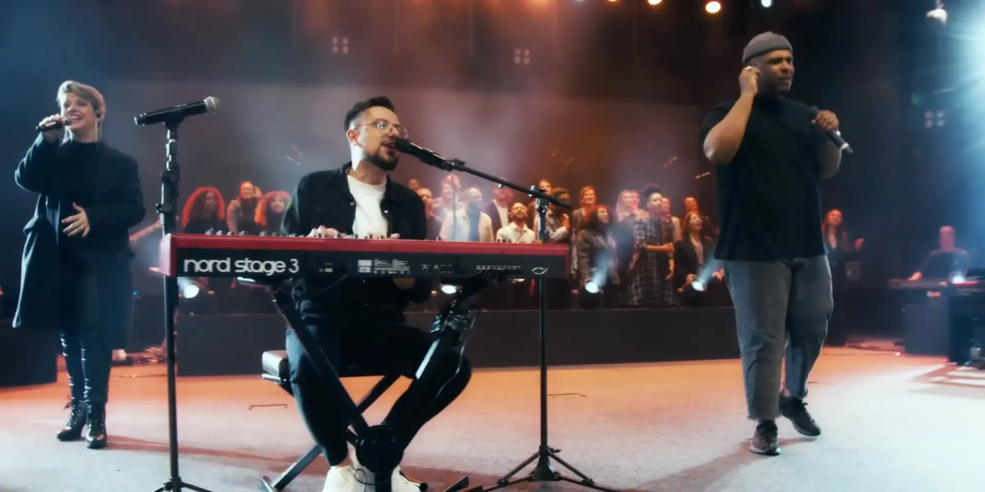 Diego Perensin com banda no palco