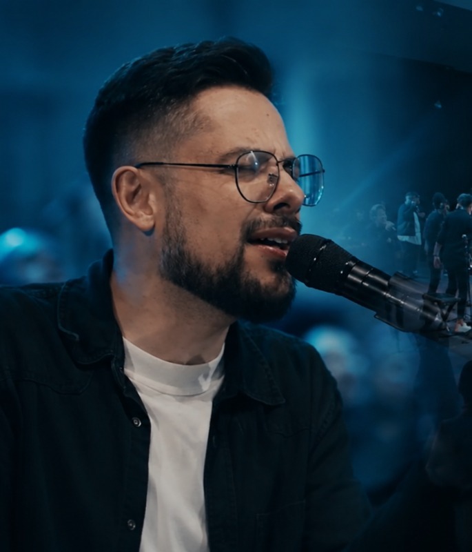 Diego Perensin cantando em apresentação ao vivo