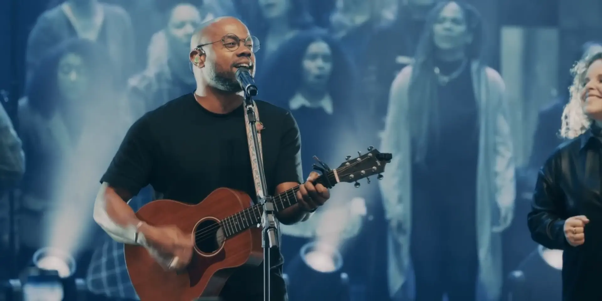 Diego Perensin cantando com violão