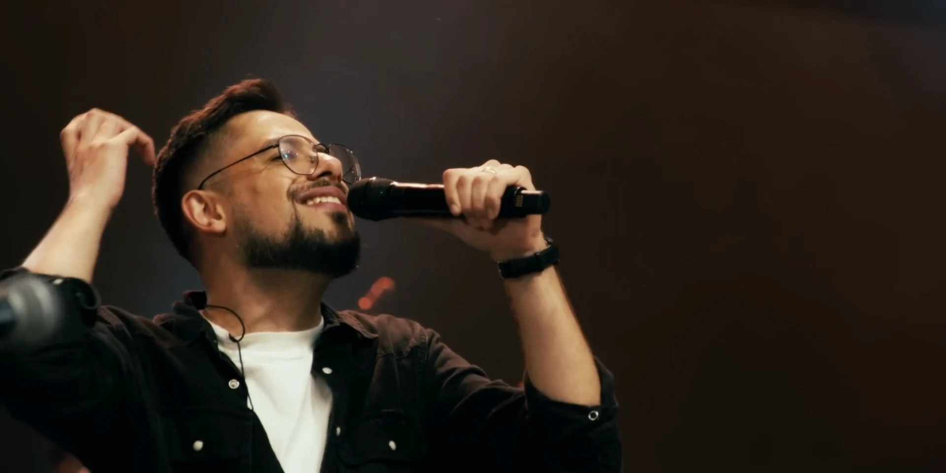 Diego Perensin cantando com microfone